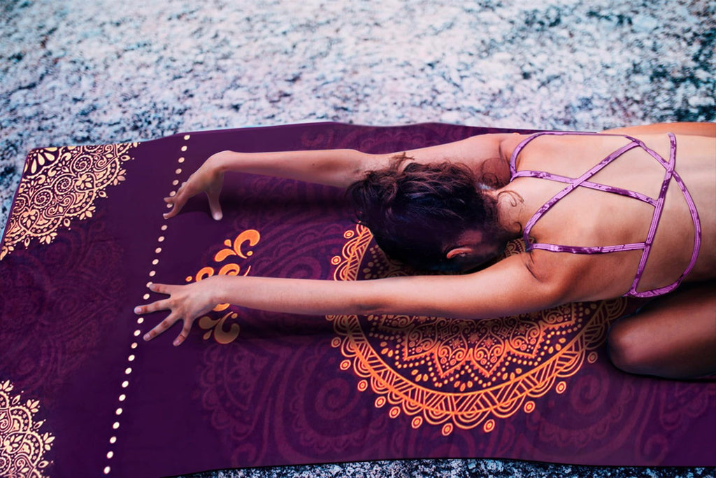 Non Slip Hot Yoga Towel, 100% Microfiber Non Slip Yoga Mat Towel for Hot Yoga, Pilates and Fitness, Exclusive Corner Pockets Design + Free Spray Bottle