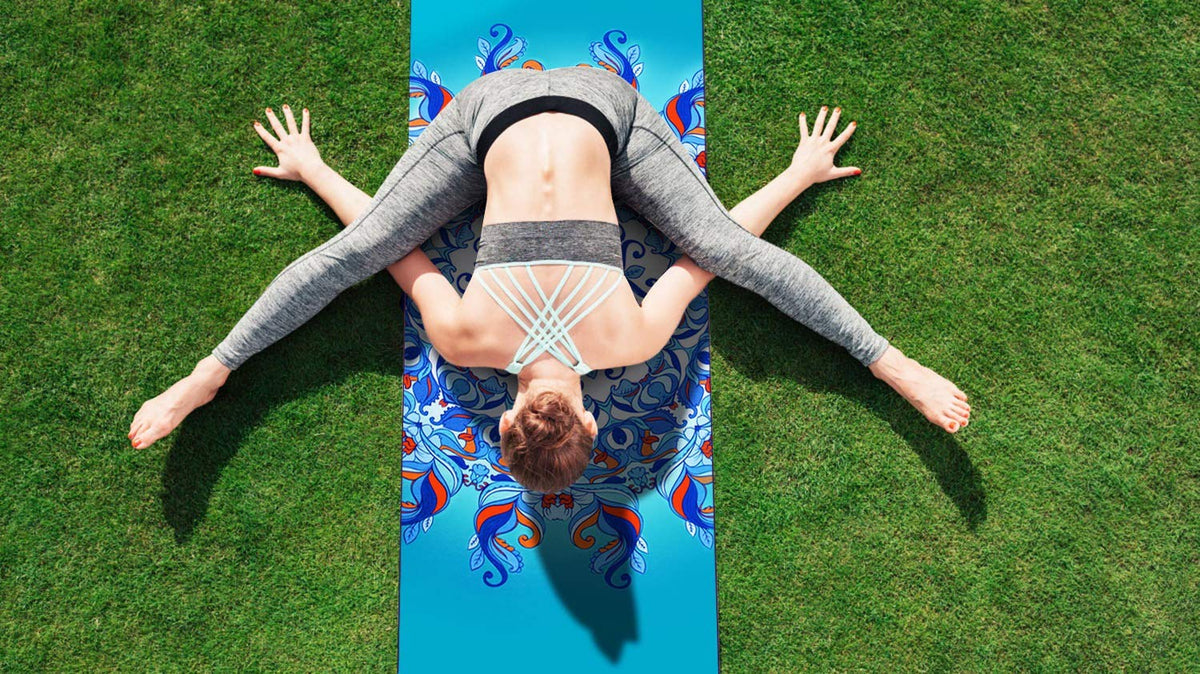 Non Slip Hot Yoga Towel, 100% Microfiber Non Slip Yoga Mat Towel for Hot Yoga, Pilates and Fitness, Exclusive Corner Pockets Design + Free Spray Bottle